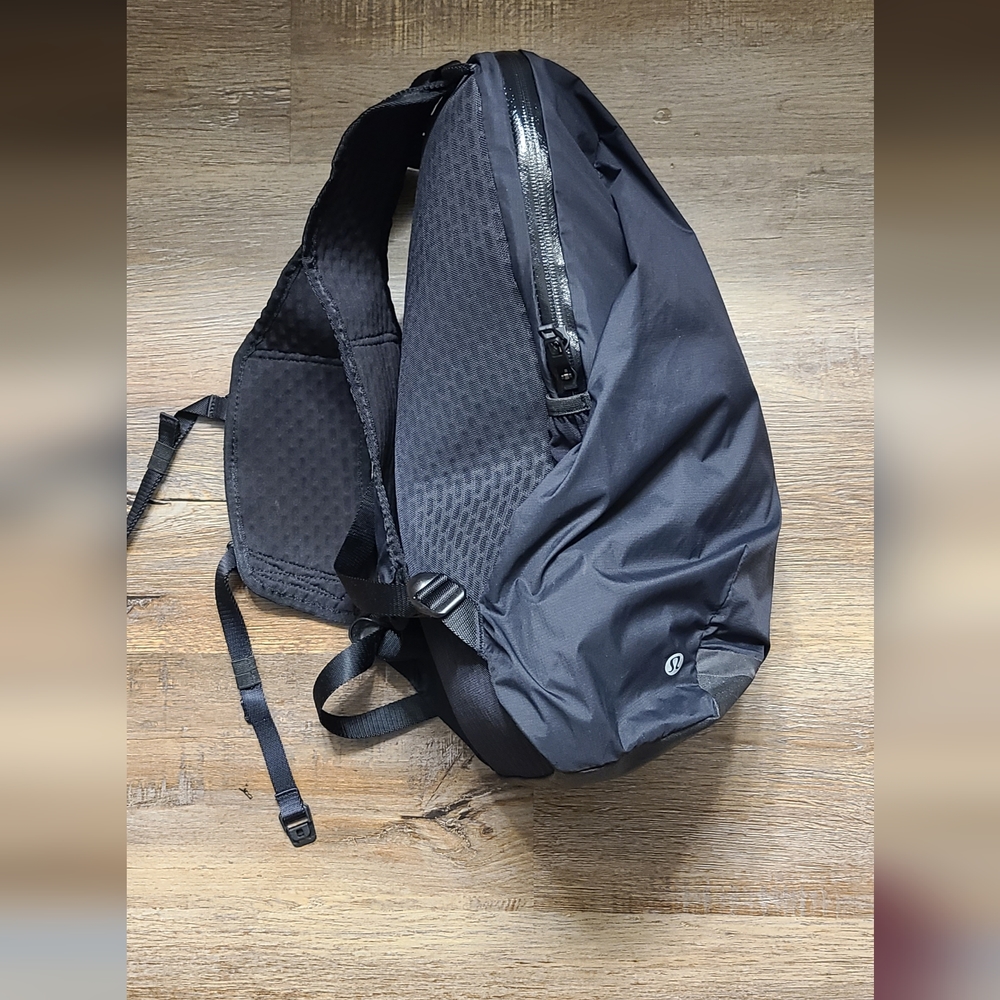 Lululemon Running Backpack - Picture 2 of 3